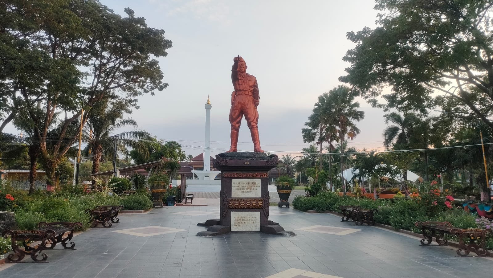 Kota Madiun, yang terletak di Jawa Timur, dikenal dengan sebutan "Kota Pendekar". Julukan ini bukan sekadar embel-embel, melainkan mencerminkan sejarah panjang dan budaya yang kuat yang melekat pada kota ini.