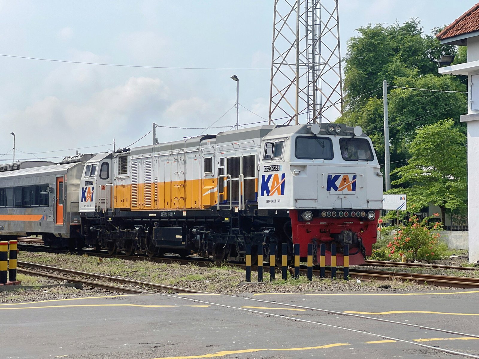 Kota Madiun, yang terletak di bagian barat Provinsi Jawa Timur, Indonesia, dikenal dengan sebutan Kota Gadis. Selain karena keindahannya, Madiun memiliki kekayaan budaya yang mempengaruhi beragam kuliner khas yang menggugah selera. Faktor geografisnya yang strategis dan beragam kebudayaan dari penduduk lokal turut membentuk identitas kuliner kota ini. Sebagai kota yang berkembang dengan pesat, Madiun tetap mempertahankan warisan kulinernya, yang mencerminkan perpaduan antara tradisi dan inovasi.