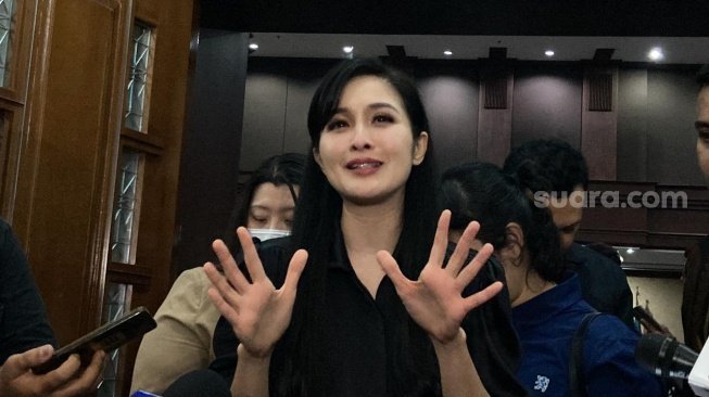 Sandra Dewi usai jadi saksi di sidang kasus korupsi Harvey Moeis di Pengadilan Tipikor Jakarta, Kamis (10/10/2024). [Lifestyle/Adiyoga Priyambodo]