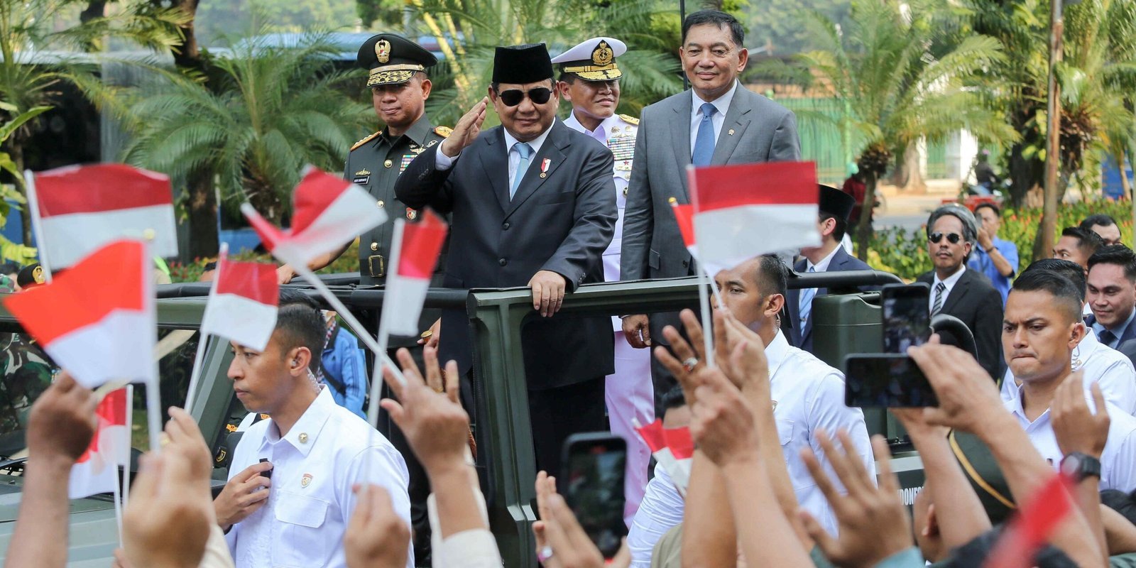 FOTO: Meriahnya Pelepasan Presiden Prabowo di Kemenhan, Diwarnai Senyum Semringah Titiek Soeharto