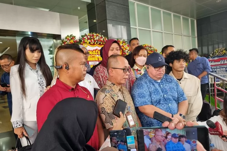 Vadel Badjideh dan kuasa hukumnya mengunjungi Polres Metro Jakarta Selatan, menyerahkan bukti baru untuk penyidikan kasusnya.