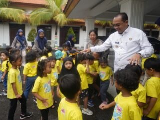 70 siswa Bae Children Daycare mengunjungi Rumah Dinas Wali Kota Madiun untuk belajar tentang lingkungan pemerintahan secara langsung.