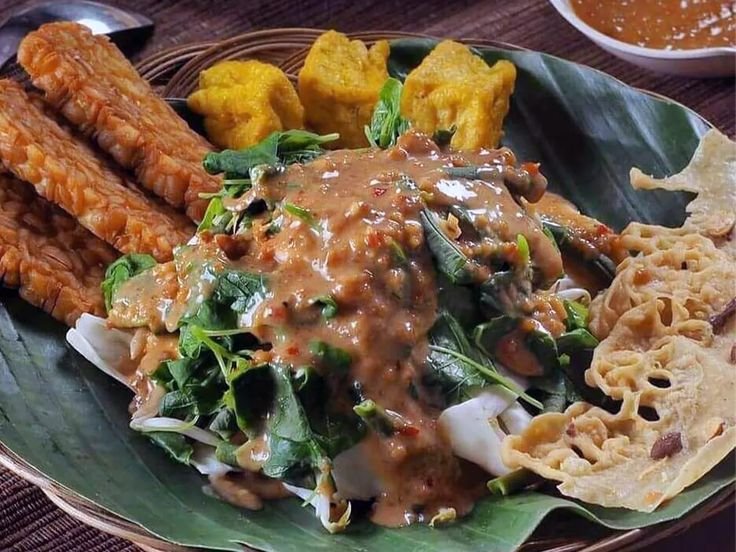 Nikmati kelezatan Pecel Madiun, kuliner legendaris dengan sayuran segar dan sambal kacang khas. Cita rasa yang menggugah selera!