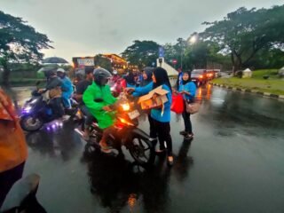 IKWI Kabupaten Tangerang berbagi takjil di Puspemkab meski hujan deras, menunjukkan semangat berbagi di bulan Ramadan yang penuh berkah.