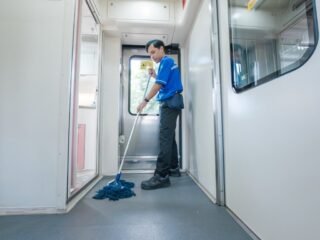 Pastikan semua Fasilitas Kereta selalu Bersih, Yuk intip Pekerjaan Petugas OTC KAI Services di Kereta