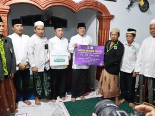 Camat Kresek Dampingi Bupati Maeshal Rasyid Tarling di Masjid Baitun Nuur