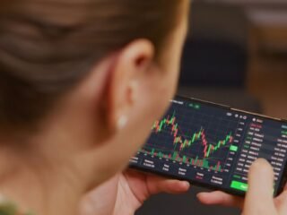 Harga Emas (XAU/USD) 16 Februari 2026 Stabil di $4.993, Pasar Tunggu Sinyal The Fed