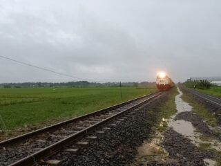 Jalur KA Tegowanu - Brumbung Aman Dilalui Usai Genangan Surut dan Dilakukan Penanganan Tim Daop 4, Perjalanan KA Normal Kembali