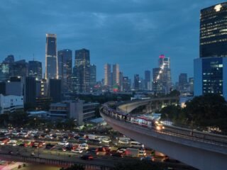 Selama Bulan Ramadan 2026, Pengguna LRT Jabodebek Boleh Buka Puasa di Kereta hingga Pukul 19.00 WIB