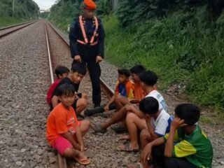 KAI Daop 2 Bandung Tegas Larang Masyarakat Beraktivitas di Jalur Rel Saat Ramadan, Langgar UU Bisa Terancam Sanksi Pidana