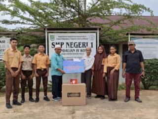 Holding Perkebunan Nusantara melalui PTPN IV Regional III Salurkan Rp2,4 Miliar untuk Perkuat Ekonomi dan Pendidikan di Rokan Hulu
