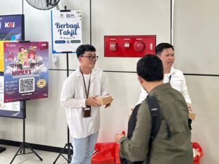 Tebar Kebaikan di Bulan Ramadan, BRI Finance dan BAZNAS Jakarta Selatan Bagikan Takjil bagi Komuter