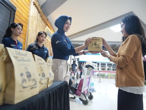 KAI Daop 2 Bandung Berikan Takjil Gratis untuk Penumpang KA Jarak Jauh Selama Masa Angkutan Lebaran 2026