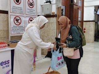 Berbagi Berkah Ramadan, KAI Daop 9 Jember Sediakan Takjil dan Buka Puasa Gratis Bagi Penumpang serta Masyarakat