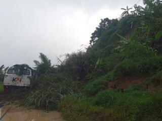 KA Ciremai Tertahan Longsor di Petak Jalan Maswati - Sasaksaat, KAI Daop 2 Bandung Sampaikan Permohonan Maaf dan Kerahkan Tim Tanggap Darurat