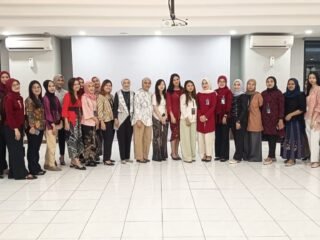 Semarak Hari Kartini, Pekerja BRI Branch Office Kramat Berlomba Tampilkan Pakaian Nasional Terbaik