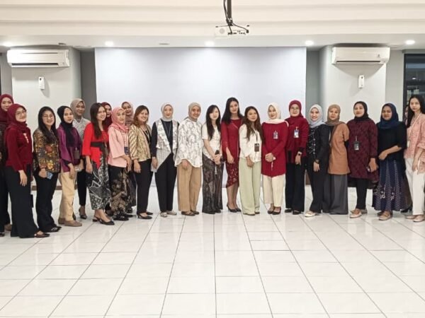 Semarak Hari Kartini, Pekerja BRI Branch Office Kramat Berlomba Tampilkan Pakaian Nasional Terbaik