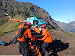 Helikopter FINNS Search & Rescue berhasil evakuasi wisatawan terluka dari Gunung Rinjani