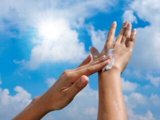 Apakah Bayi Perlu Sunscreen? Ini Penjelasan untuk Orang Tua