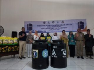 Tak Perlu Lagi Menampung Air di Ember, Warga Kini Dapatkan Toren untuk Kelola Air yang Lebih Stabil