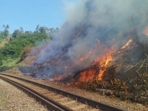 Musim Kemarau, KAI Daop 2 Bandung Himbau Masyarakat Tidak Membakar dan Membuang Sampah Sembarangan di Sekitar Jalur Rel