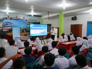 KAI Bandara Edukasi 150 Pelajar SMA Negeri 1 Lubuk Pakam tentang Keselamatan Perkeretaapian Sekaligus Perkenalkan Layanan Baru