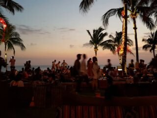 Anatomi Kuliner Seminyak: Polarisasi Tiga Stratum Ekonomi dalam Satu Koridor Jalan