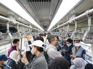 Agar Perjalanan Lebih Nyaman, Ini Tips Menggunakan LRT Jabodebek Saat Jam Sibuk