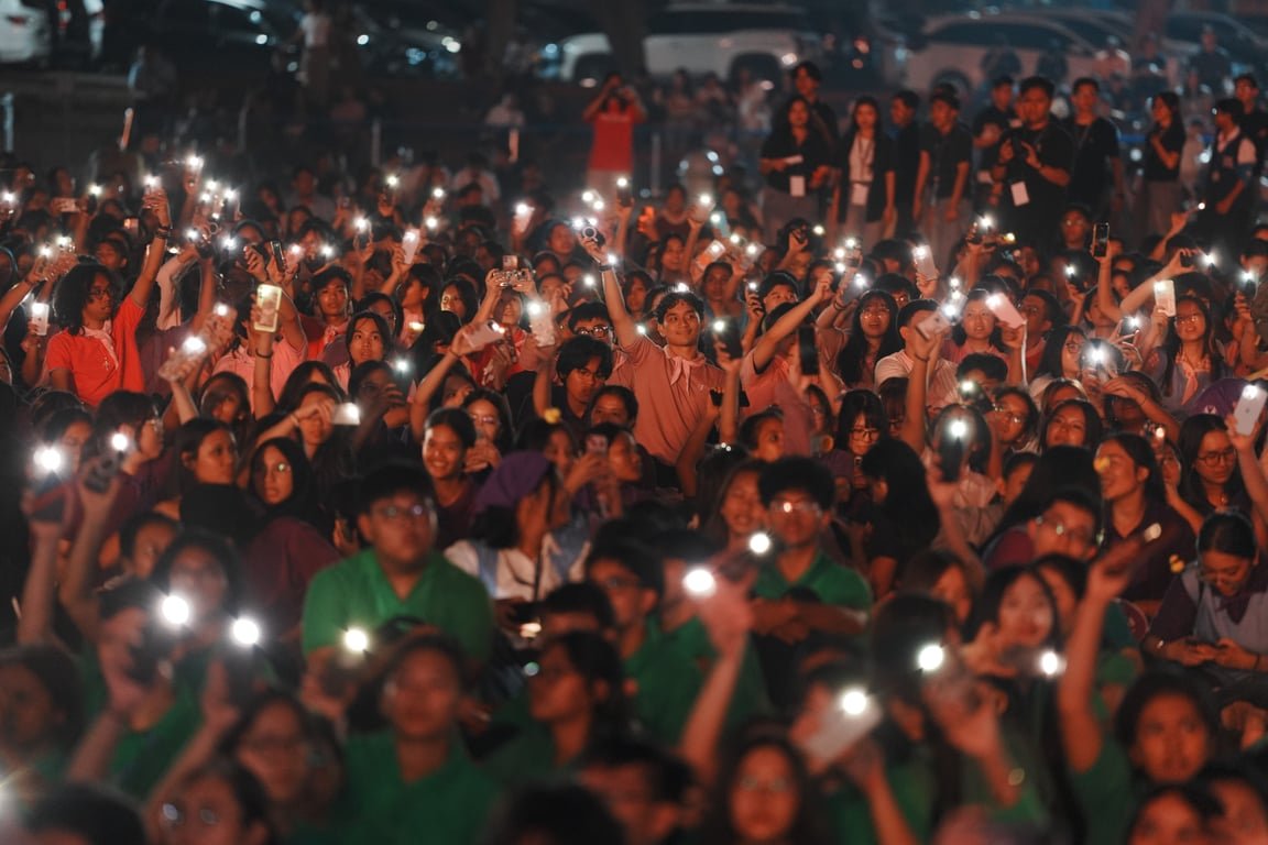 Ribuan mahasiswa baru UPH saat mengikuti Imago Dei Celebration Concert and Fireworks.