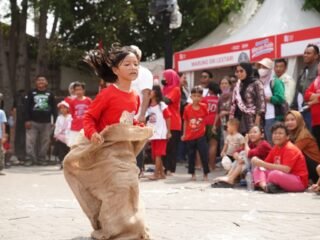Semarak Merah Putih Kemerdekaan  BRI Region 6, Warga Pasar Malaka Rorotan Antusias Ikuti Lomba 17-an
