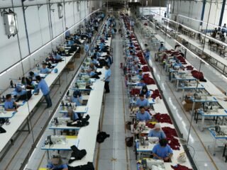 Pabrik Garment Akarsa & Pabrik Sepatu Alas Kaki Tangguh: Sinergi Kapasitas Besar untuk Kebutuhan B2B