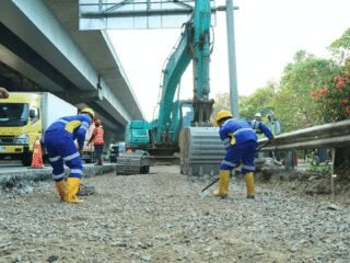 Jaga Kualitas Jalan dan Keselamatan Pengguna, JMTM Laksanakan Preservasi di Sejumlah Titik Tol Jakarta–Cikampek