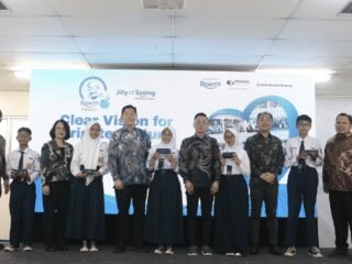PT Rohto Laboratories Indonesia hadirkan kembali kegiatan ROHTO PEDULI – “Joy of Seeing - A Healthy Future for All” dengan membagikan 1.500 kacamata gratis bagi siswa SD dan SMP serta 500 kacamata gratis bagi para lansia & operator pabrik.