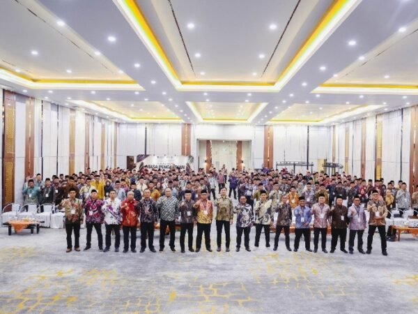 PTPN Group Beri Penghargaan Masa Pengabdian kepada 1.239 Nusantara Planters PTPN IV PalmCo di Riau
